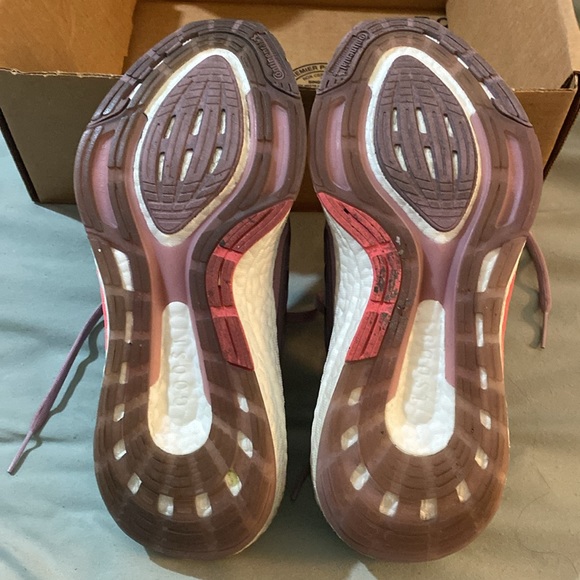 Adidas Ultraboost 22 W, Size 7.5 - Picture 3 of 11